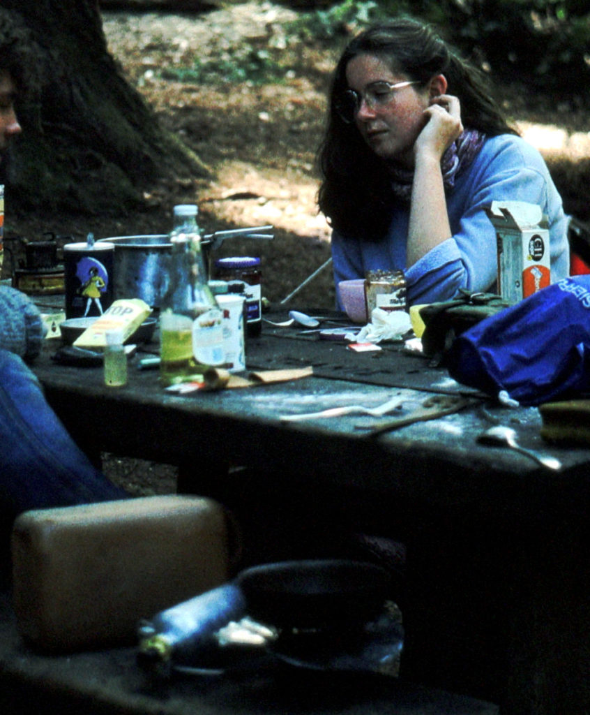 Anette und einige Ausrüstungsteile im Mount Tamalpais State Park, am 4. Juli 1983
